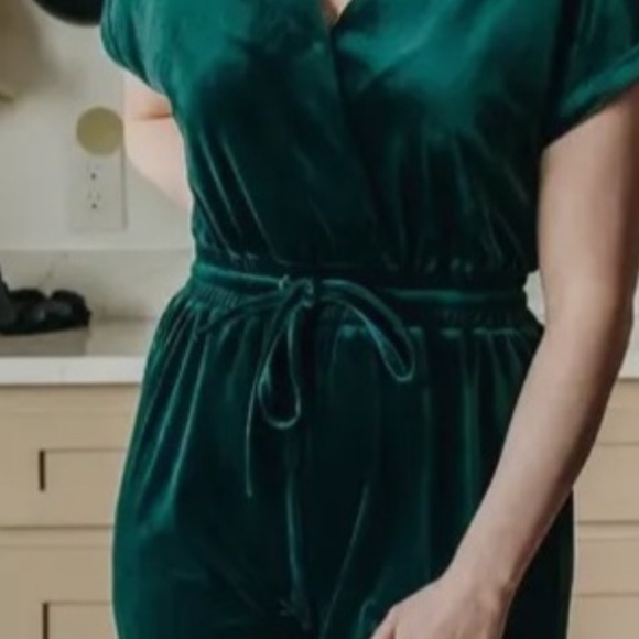 Elegant Green Velvet Jumpsuit - Picture 2 of 2